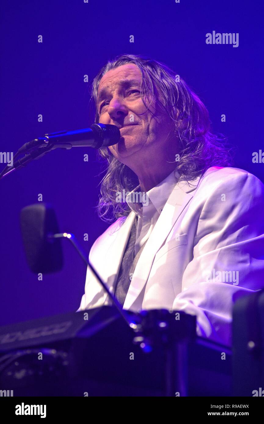 04. August 2017 - Roger Hodgson und Charles Roger Butterfische Hodgson, withbegrunder, ehemaliger Frontmann, Sänger und Songwriter der Britischen Pop/Rock Band Supertramp bei seinem Konzert in der holstenhalle 1 in Neumünster. Der Gig war Teil der "Breakfast in America", World Tour, dem Schleswig-Holstein Musik Festival veranstaltet. | August 4th, 2017 - Roger Hodgson aka Charles Roger Butterfische Hodgson, Gründer, vor Frontmann, Sänger und Songwriter der Britischen Pop/Rock Band Supertramp bei seinem Konzert in der holstenhalle in Neumünster, Deutschland. Die Show ist im Zusammenhang mit dem Frühstück in Amerika worl Stockfoto