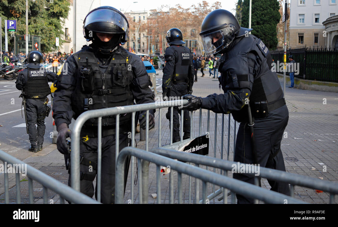 Barcelona, Spanien. 21 Dez, 2018. Polizei arbeiten an einem Perimeter. Tausende von Menschen in der Region Katalonien haben protestiert gegen eine Sitzung der spanischen Zentralregierung in Barcelona, als "Provokation" kritisiert worden. Credit: Clara Margais/dpa/Alamy leben Nachrichten Stockfoto