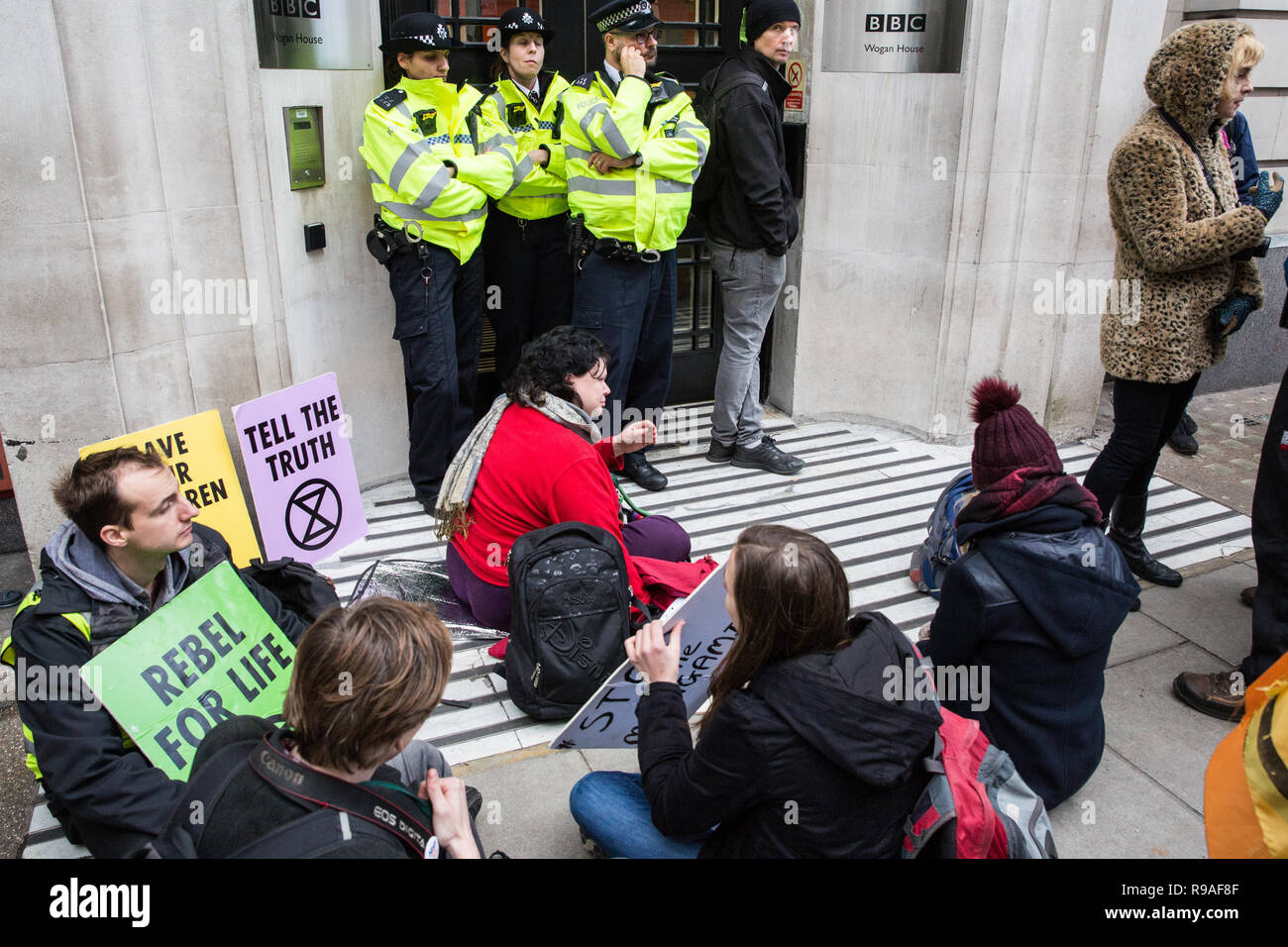 London, Großbritannien. 21. Dezember, 2018. Umweltaktivisten vor dem Aussterben Rebellion Stadium a sit-down Protest außerhalb der BBC betrieben aus Protest gegen die mangelnde der Fernsehveranstalter, der Berichterstattung über den Klimawandel. Credit: Mark Kerrison/Alamy leben Nachrichten Stockfoto