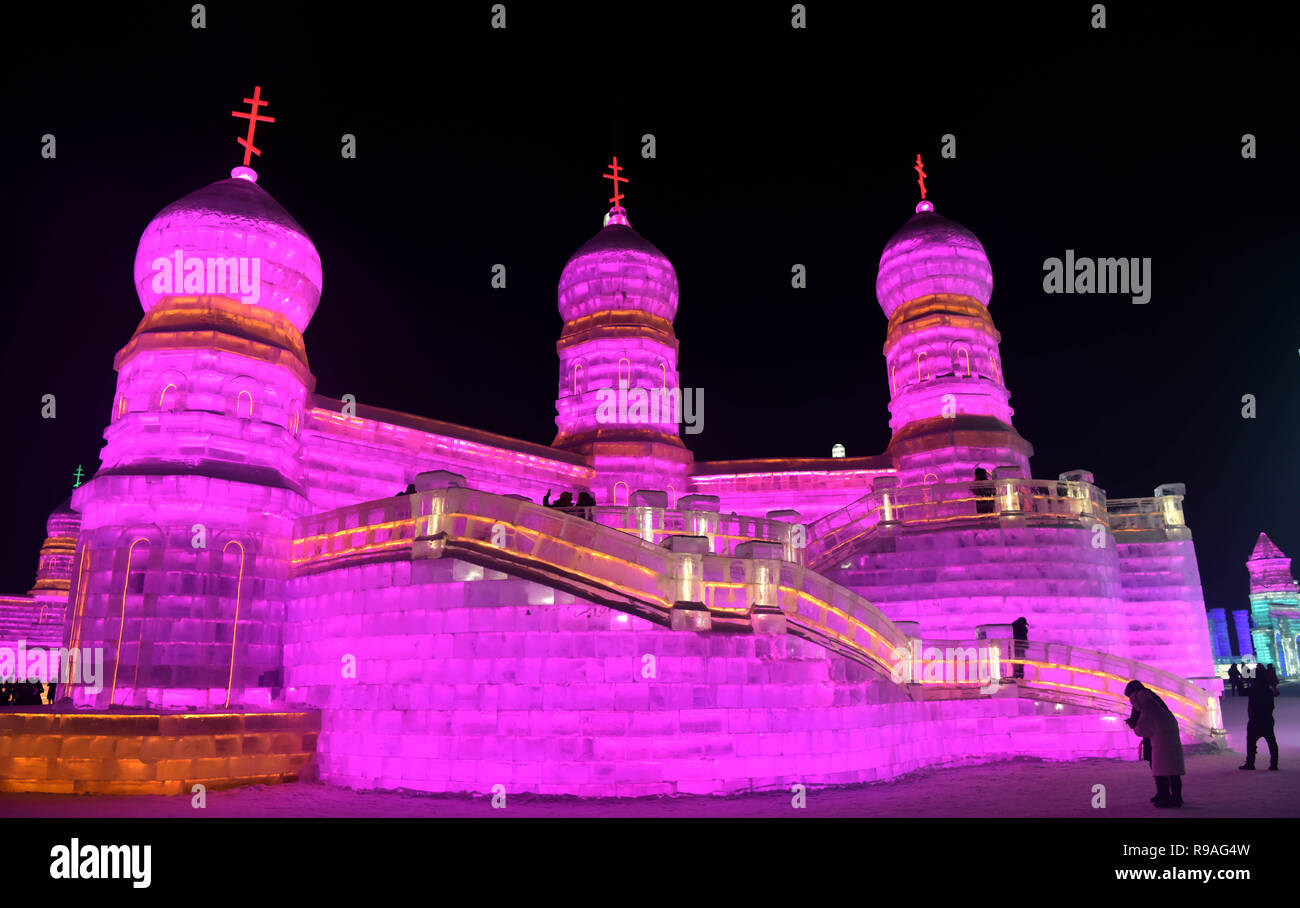 Harbin, China. 21 Dez, 2018. Nacht Landschaft von Harbin Eis und Schnee World Park in Harbin, im Nordosten der chinesischen Provinz Heilongjiang. Auf mehr als 750.000 Quadratmetern und mit Eis und Schnee über 300.000 Kubikmeter, Harbin Eis und Schnee Welt ist einer der wichtigsten Bestandteile der Harbin International Eis und Schneeskulpturen Festival. Credit: SIPA Asien/ZUMA Draht/Alamy leben Nachrichten Stockfoto