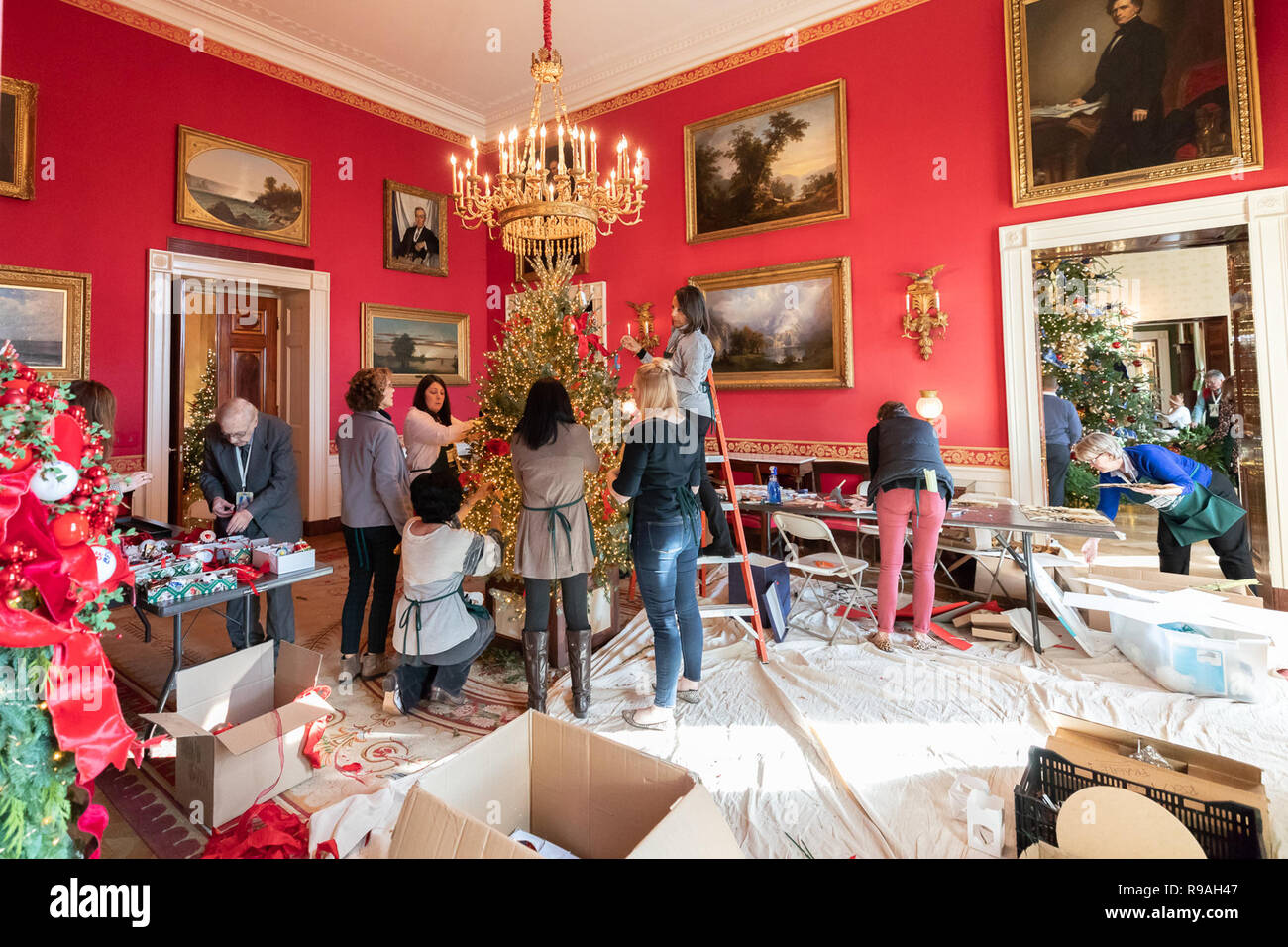 wallpapers Trump Red Room White House https www alamy de personal des weissen hauses und freiwilligen schmucken das rote zimmer sonntag november 25 2018 in vorbereitung auf die bevorstehende weihnachtszeit im weissen haus personen prasident donald trump image229499655 html
