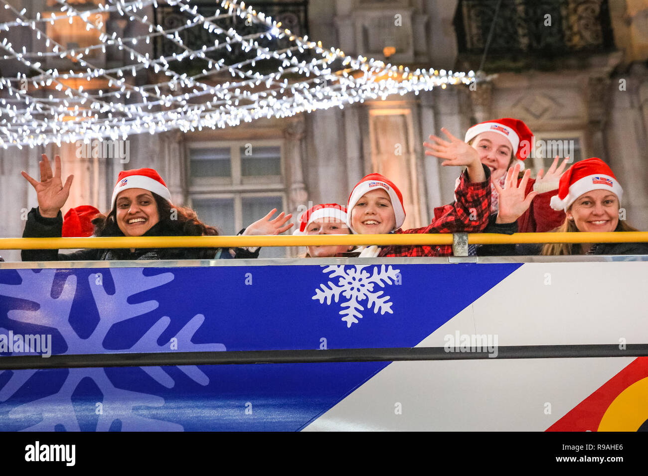 London, Großbritannien. 21. Dez 2018. Eine Gruppe von fröhlichem Frauen in Santa Hüte Beifall von der Spitze eines Doppeldeckerbusses. Londonern und Touristen Masse in Central London auf Was ist der letzte Arbeitstag vor Weihnachten für viele, die sich in der Hauptstadt und einer relativ milden, trockenen Abend für Ende Dezember. Credit: Imageplotter Nachrichten und Sport/Alamy leben Nachrichten Stockfoto