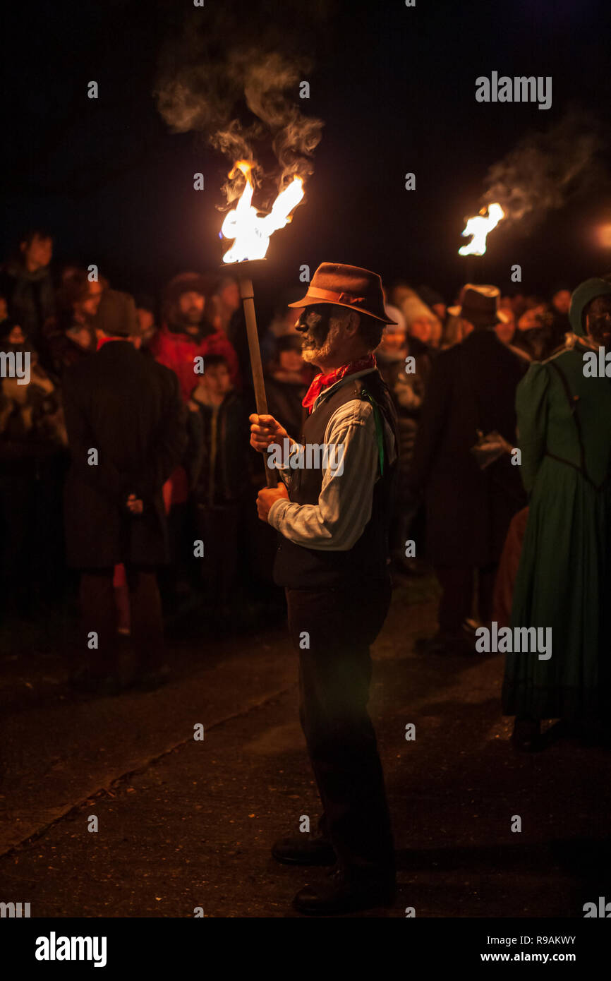 Geldeston, Suffolk, Großbritannien, 21. Dezember 2018. Wintersonnenwende, traditionelle Molly tanzen Feiern im Geldeston Schlösser Inn Suffolk uk. Leistung durch Tanz Gruppe alte Herrlichkeit. Molly Tanz ist einer traditionellen ländlichen East Anglian benutzerdefinierte traditionell von Out-Arbeit plowboys in midwinter im 19. Jahrhundert. Credit: Kevin snelling/Alamy leben Nachrichten Stockfoto