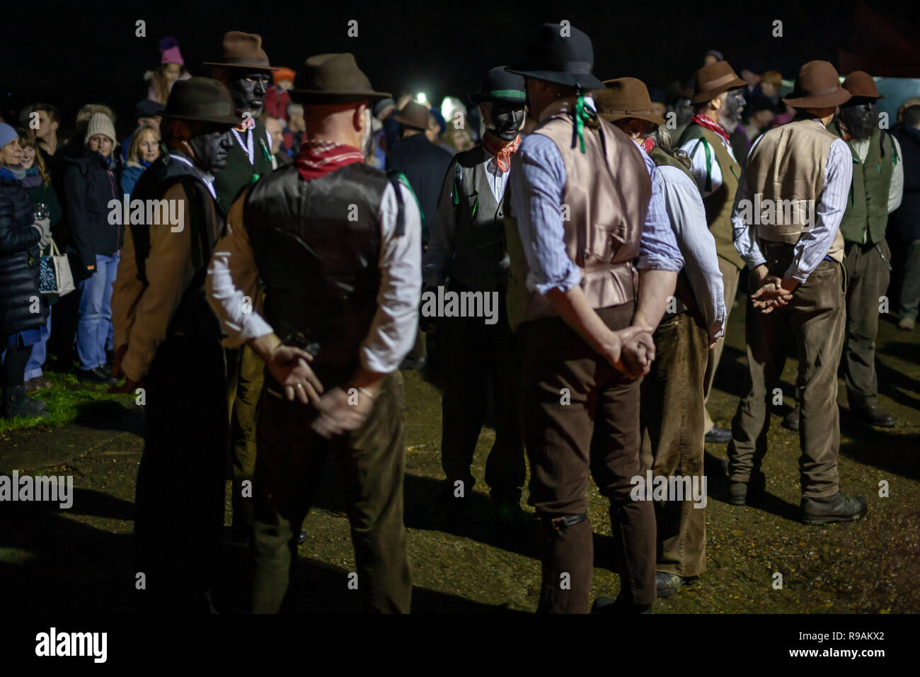 Geldeston, Suffolk, Großbritannien, 21. Dezember 2018. Wintersonnenwende, traditionelle Molly tanzen Feiern im Geldeston Schlösser Inn Suffolk uk. Leistung durch Tanz Gruppe alte Herrlichkeit. Molly Tanz ist einer traditionellen ländlichen East Anglian benutzerdefinierte traditionell von Out-Arbeit plowboys in midwinter im 19. Jahrhundert. Credit: Kevin snelling/Alamy leben Nachrichten Stockfoto