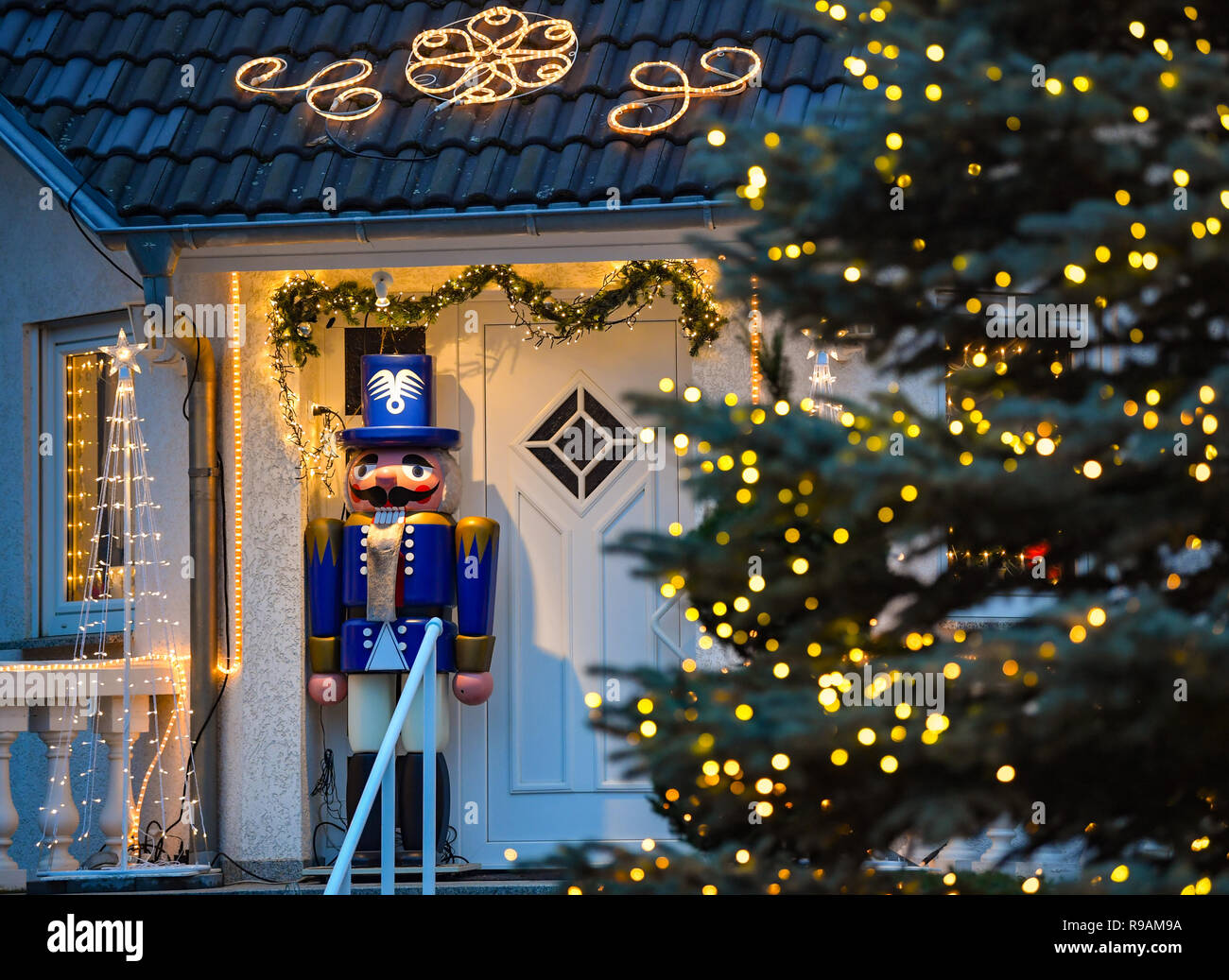 Cottbus Deutschland 14 Dez 2018 Eine Lebensgrosse Nussknacker Steht An Der Beleuchtete Eingang Des Hauses Der Familie Kruger Einer Der Bekanntesten Weihnachten Hauser In Cottbus Eingerichtet Ist Dass Der Kruger Familie In