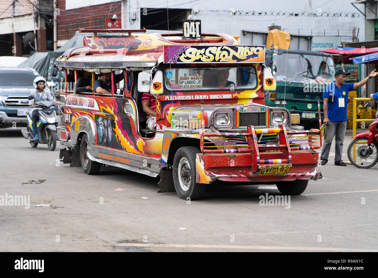 Cebu City, Philippinen. 22 Dez, 2018. Eine alte Art mit einem Jeepney, von denen viele unter der Regierung Transport PUV Modernisierung. Will die Initiative zum Ausstieg aus der alten verfallenen und umweltschädlichen jeepneys Ersetzen sie mit qualitativ hochwertigen Fahrzeugen, die sind umweltfreundlich und verfügen über mehr Kapazität. (Siehe Bilder DSC DSC 05887, 05881, 05883, DSC DSC05873 für neue Jeepneys) Credit: bildergallerie 2/Alamy leben Nachrichten Stockfoto