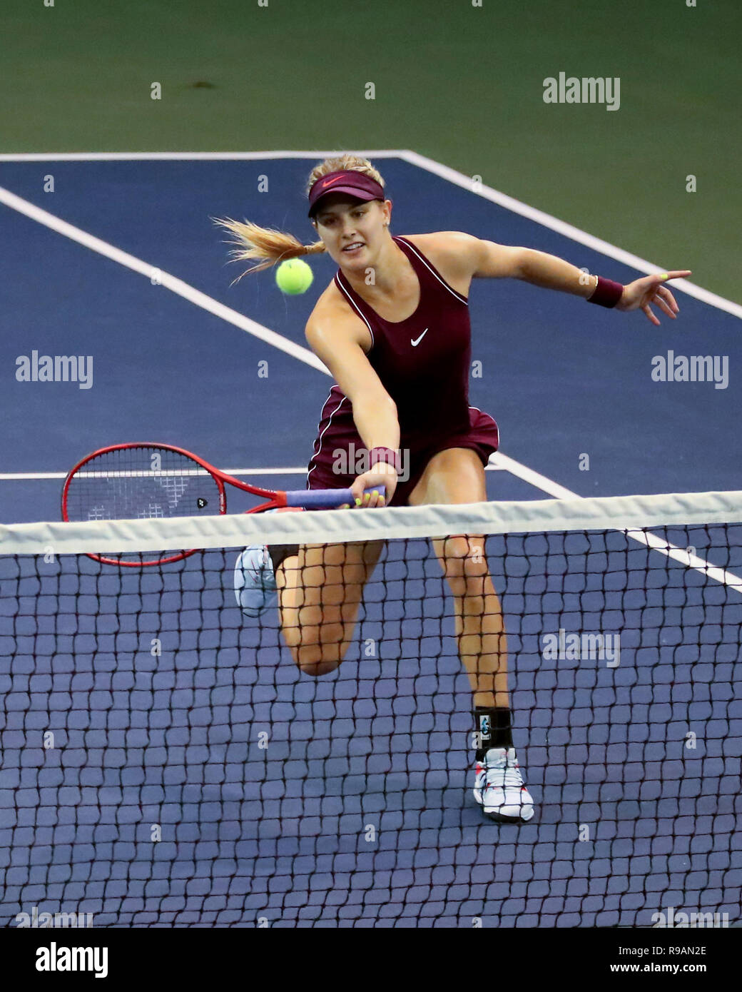 Honolulu, Hawaii. Dezember 21, 2018 - Eugenie Bouchard Angriffe gegen die CoCo Vendeweghe während der Hawaii geöffnet an der Neal S. Blaisdell Center in Honolulu, HI. (Foto von Andrew Lee/CSM) Credit: Cal Sport Media/Alamy leben Nachrichten Stockfoto