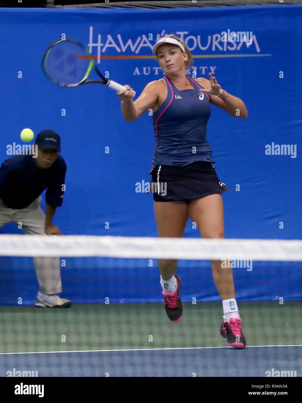 Honolulu, Hawaii. Dezember 21, 2018 - CoCo Vandeweghe schlägt die Kugel gegen Eugenie Bouchard während der Hawaii geöffnet an der Neal S. Blaisdell Center in Honolulu, HI. (Foto von Andrew Lee/CSM) Credit: Cal Sport Media/Alamy leben Nachrichten Stockfoto