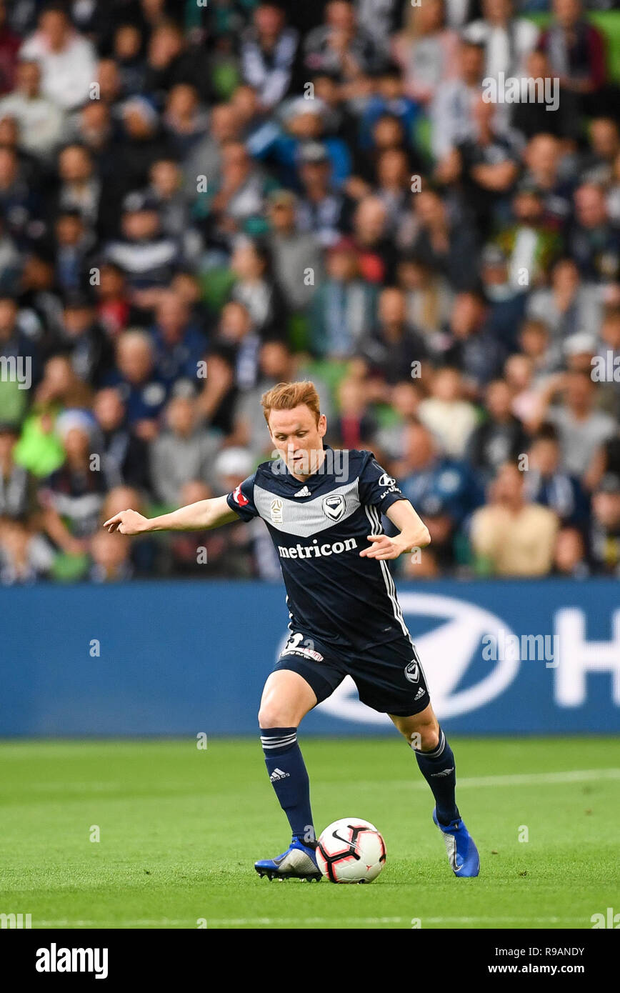 AAMI Park, Melbourne, Australien. 22. Dezember, 2018. Eine Liga Fußball, Melbourne City im Vergleich zu Melbourne Victory; Corey Brown von der Melbourne Victory bewegt den Ball aus der Verteidigung der Credit: Aktion plus Sport/Alamy leben Nachrichten Stockfoto