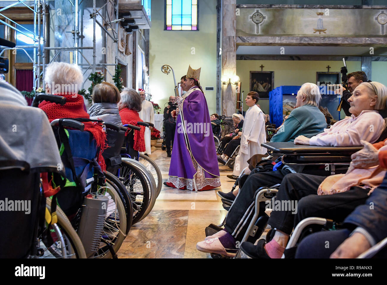 Foto Claudio Furlan - LaPresse 22-12-2018 Milano (Italia) Cronaca Santa Messa prenatalizia presieduta Dall &#x2019;arcivescovo di Milano, Msgr. Mario Delpini e Aperta ai responsabili, operatori e ospiti dell&#x2019;Istituto. Nella Foto: La visita Dell&#x2019;arcivescovo un reparto Dell&#x2019;Istituto, Seguita dallo scambio di auguri con il personale e Gli ospiti del &#x201c;Palazzolo&#x201d; e i vertici della Fondazione Stockfoto