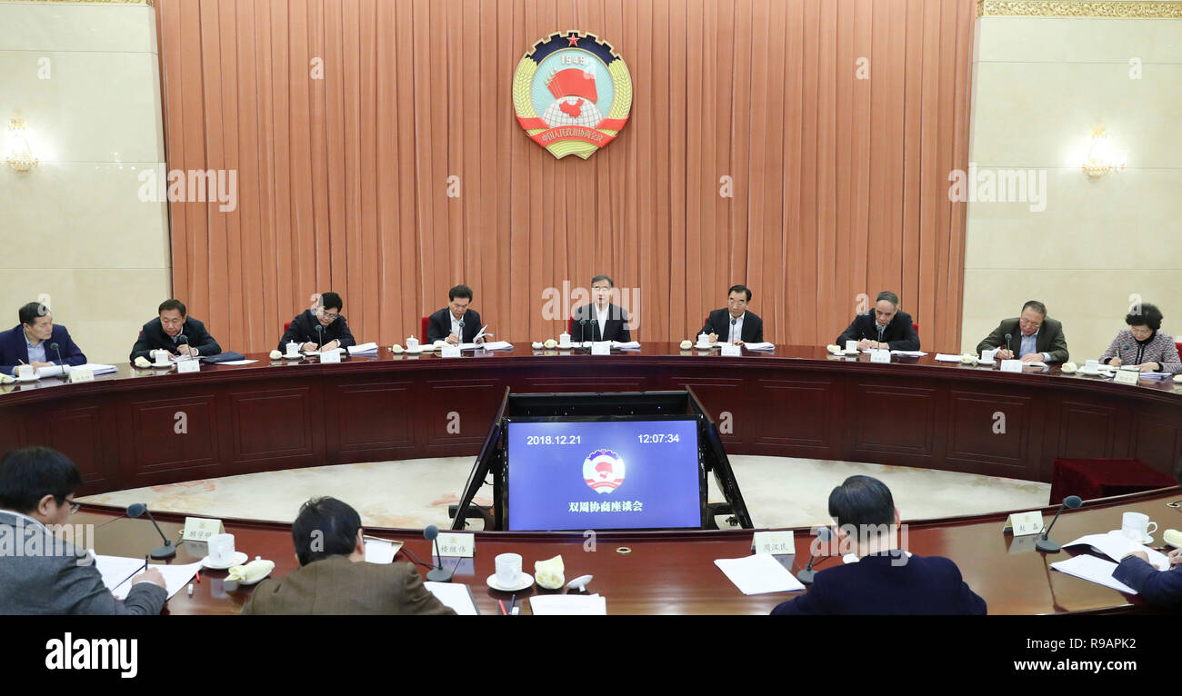 Peking, China. 22 Dez, 2018. Wang Yang, Mitglied des Ständigen Ausschusses des Politbüros der Kommunistischen Partei Chinas und Vorsitzender des Nationalen Ausschusses der Chinese People's Political Consultative Conference, leitet und Adressen ein bi-weekly Beratungsgespräch in Peking, der Hauptstadt von China. Credit: Ding Haitao/Xinhua/Alamy leben Nachrichten Stockfoto