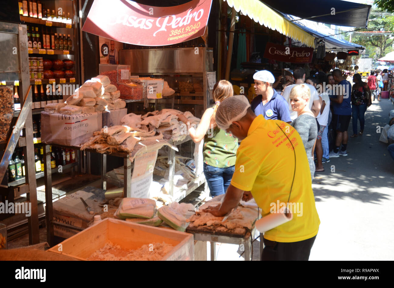 Rio De Janeiro, Brasilien. 22 Dez, 2018. Rio de Janeiro, Brasilien. 22. Dezember, 2018. Cariocas starkem Sonnenschein in Weihnachtsgeschenk sucht am letzten Wochenende vor Weihnachten und die Straßen von SAARA, füllen diesen Samstag (22.), in der größten Shopping Center in der Stadt Rio de Janeiro, RJ. Credit: Luiz Gomes/FotoArena/Alamy leben Nachrichten Stockfoto