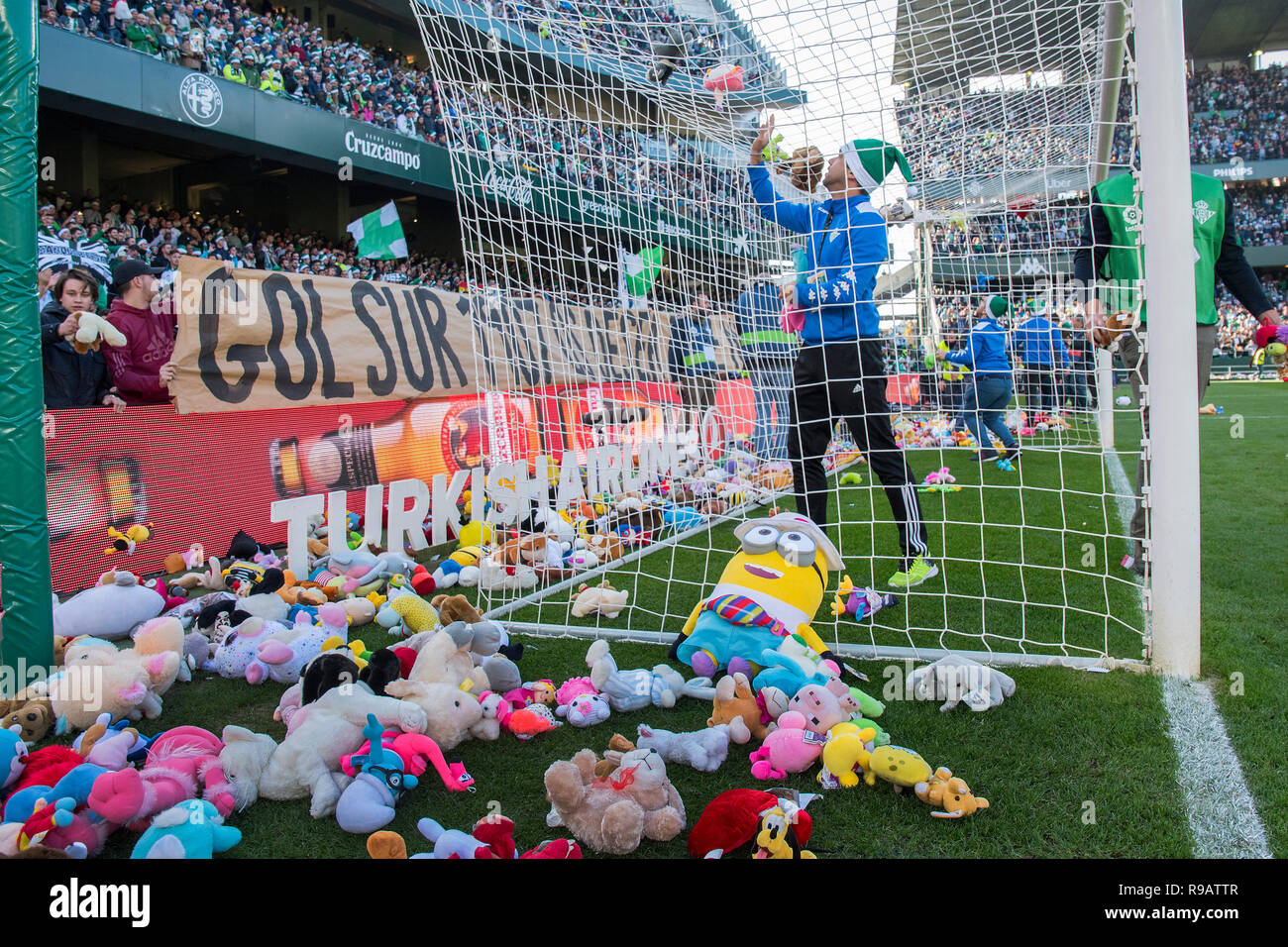 Sevilla, Spanien. 22. Dez 2018. Primera Division Liga. LaLiga. Estadio Benito Villamarin. Puppen freigegeben für Nächstenliebe durch die Fans von Real Betis am Bruch des Spiels Real Betis - Eibar. Credit: Pro Schüsse/Alamy leben Nachrichten Stockfoto