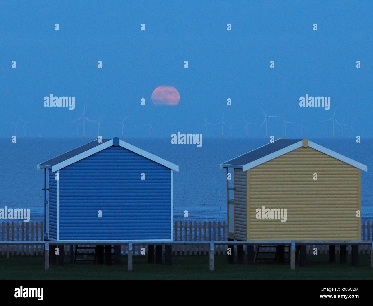 Leysdown, Kent, Großbritannien. 22. Dezember, 2018. UK Wetter: Die vollständige 'kalt' Mond in Leysdown, Kent heute abend steigt. Credit: James Bell/Alamy leben Nachrichten Stockfoto