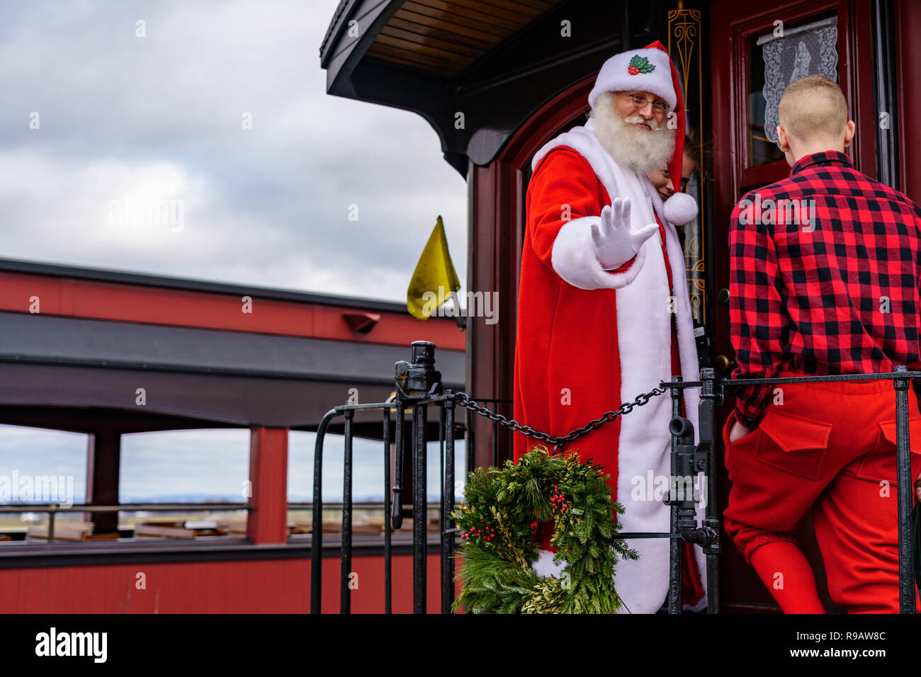 Strasburg, Pennsylvania, USA. Dezember 2018. Kein Schnee ist kein Problem für den Weihnachtsmann, als er das Strasburg Rail Road in Lancaster County verwendet. Credit: George Sheldon/Alamy leben Nachrichten Stockfoto