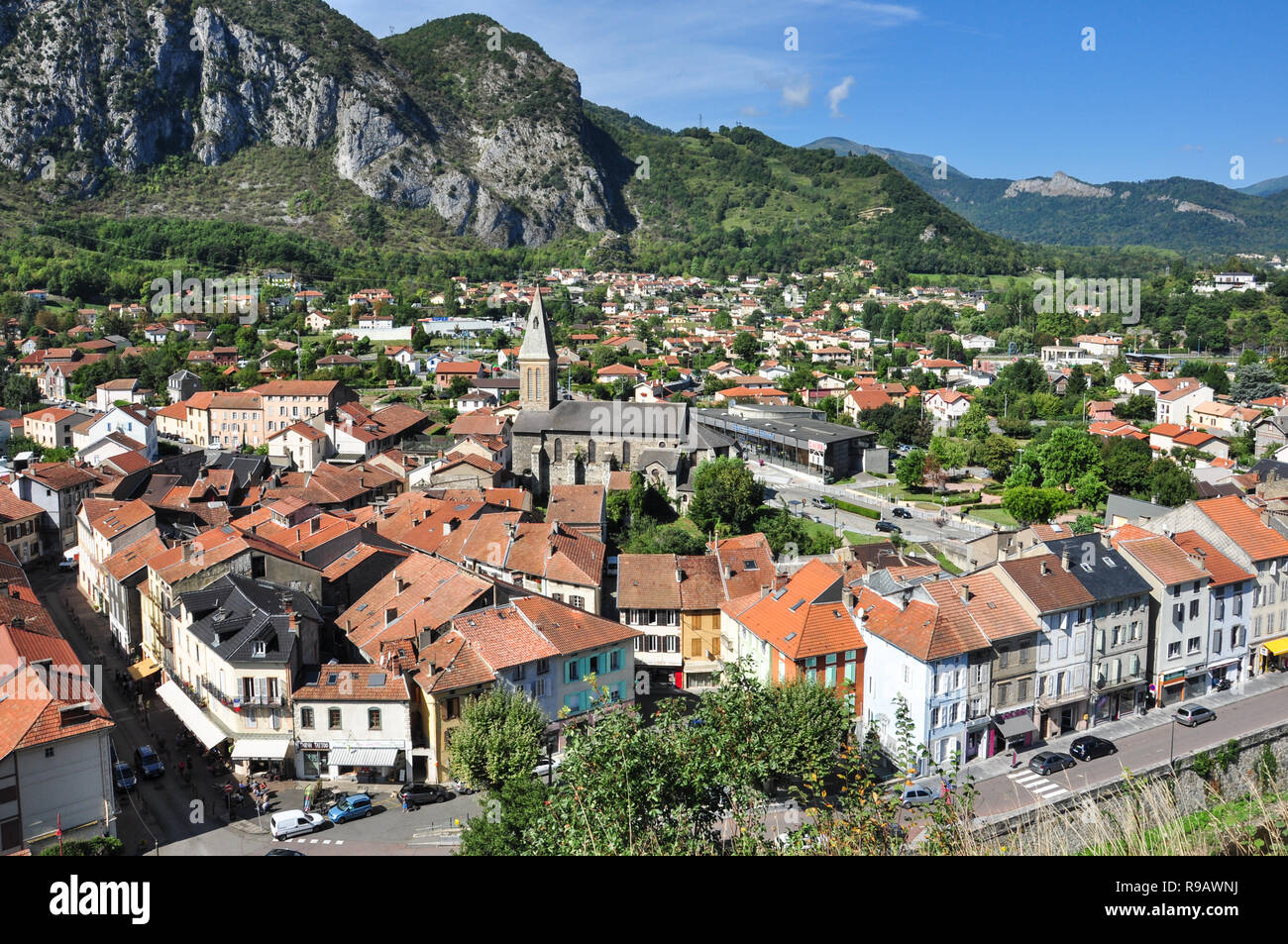 Stadt Übersicht mit Kirche im Zentrum, Tarascon-sur-Ariège, Ariège, Royal, Frankreich Stockfoto