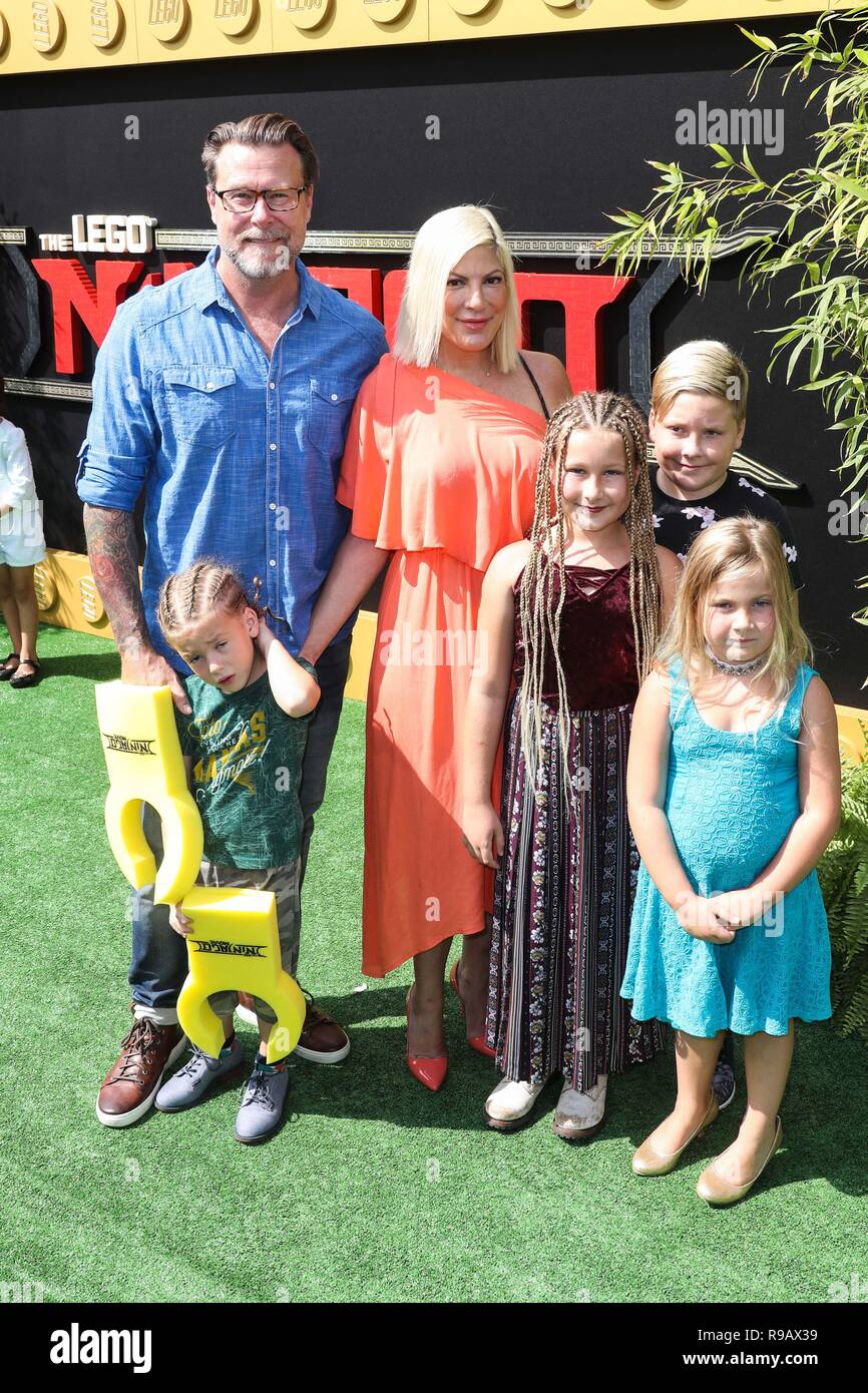 WESTWOOD, Los Angeles, CA, USA - 16. SEPTEMBER: Tori Spelling, Dean McDermott, Stella Doreen McDermott, Hattie Margaret McDermott, Liam Aaron McDermott, Finn Davey McDermott kommen an der Los Angeles Premiere von Warner Bros. Pictures'' Die LEGO Ninjago Film 'im Regency Dorf Theater hielt am 16. September 2017 in Westwood, Los Angeles, Kalifornien, Vereinigte Staaten. (Foto von Xavier Collin/Image Press Agency) Stockfoto