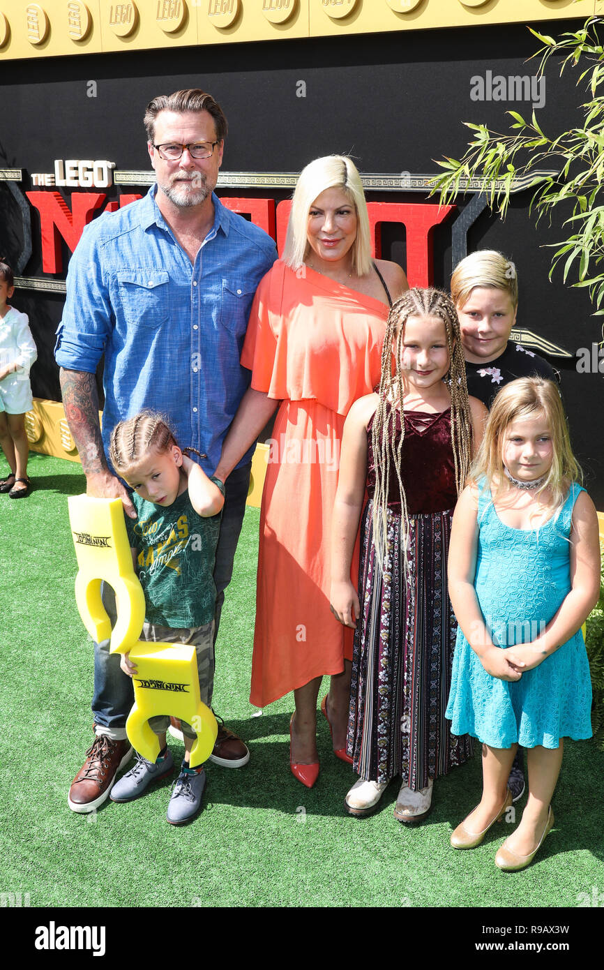 WESTWOOD, Los Angeles, CA, USA - 16. SEPTEMBER: Tori Spelling, Dean McDermott, Stella Doreen McDermott, Hattie Margaret McDermott, Liam Aaron McDermott, Finn Davey McDermott kommen an der Los Angeles Premiere von Warner Bros. Pictures'' Die LEGO Ninjago Film 'im Regency Dorf Theater hielt am 16. September 2017 in Westwood, Los Angeles, Kalifornien, Vereinigte Staaten. (Foto von Xavier Collin/Image Press Agency) Stockfoto