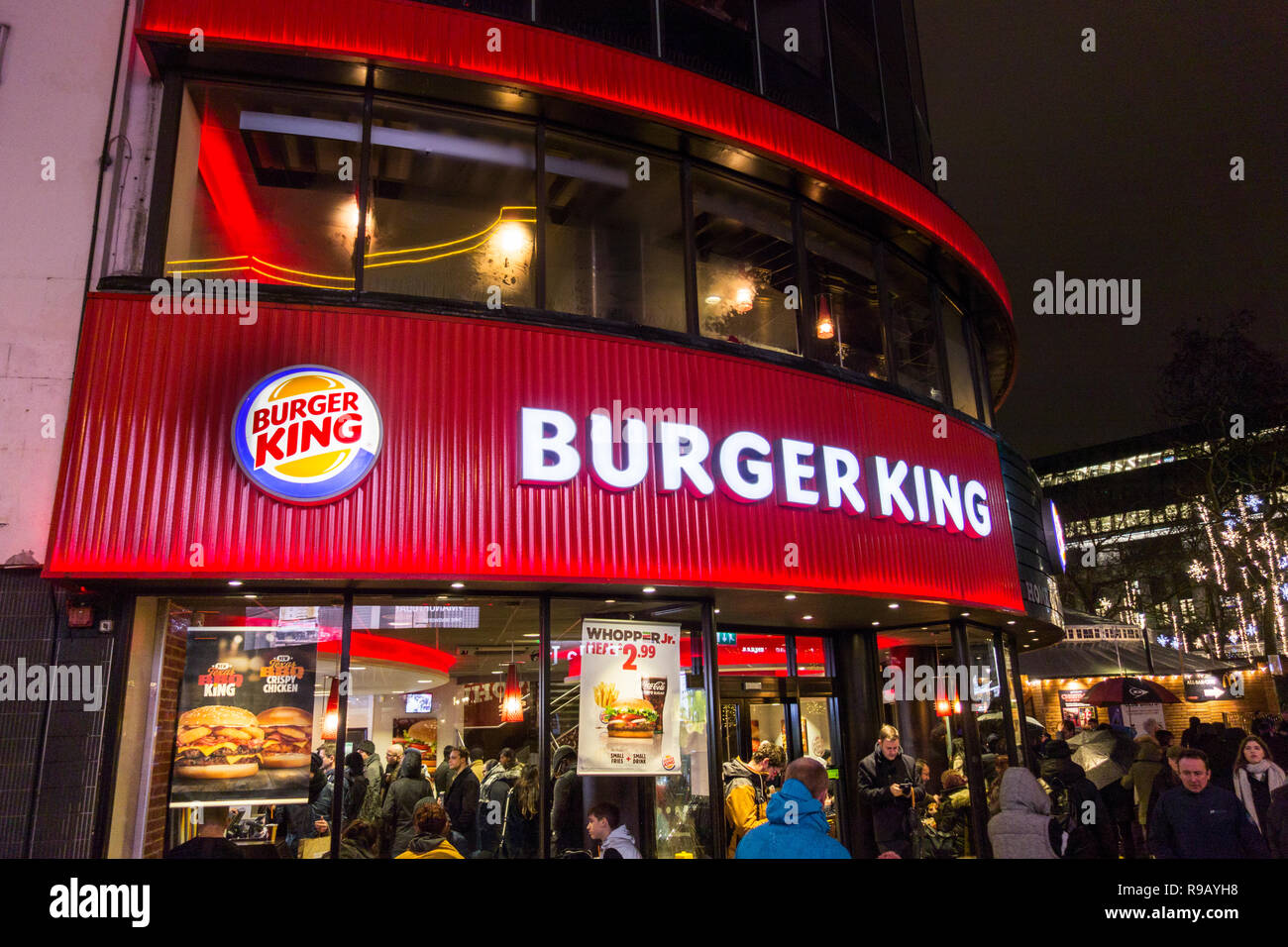 Die Außenseite des Burger King fast food Restaurant am Leicester Square bei Nacht. Stockfoto