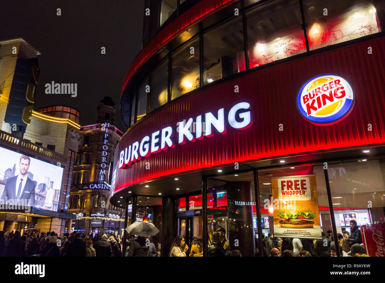 Die Außenseite des Burger King fast food Restaurant am Leicester Square bei Nacht. Stockfoto