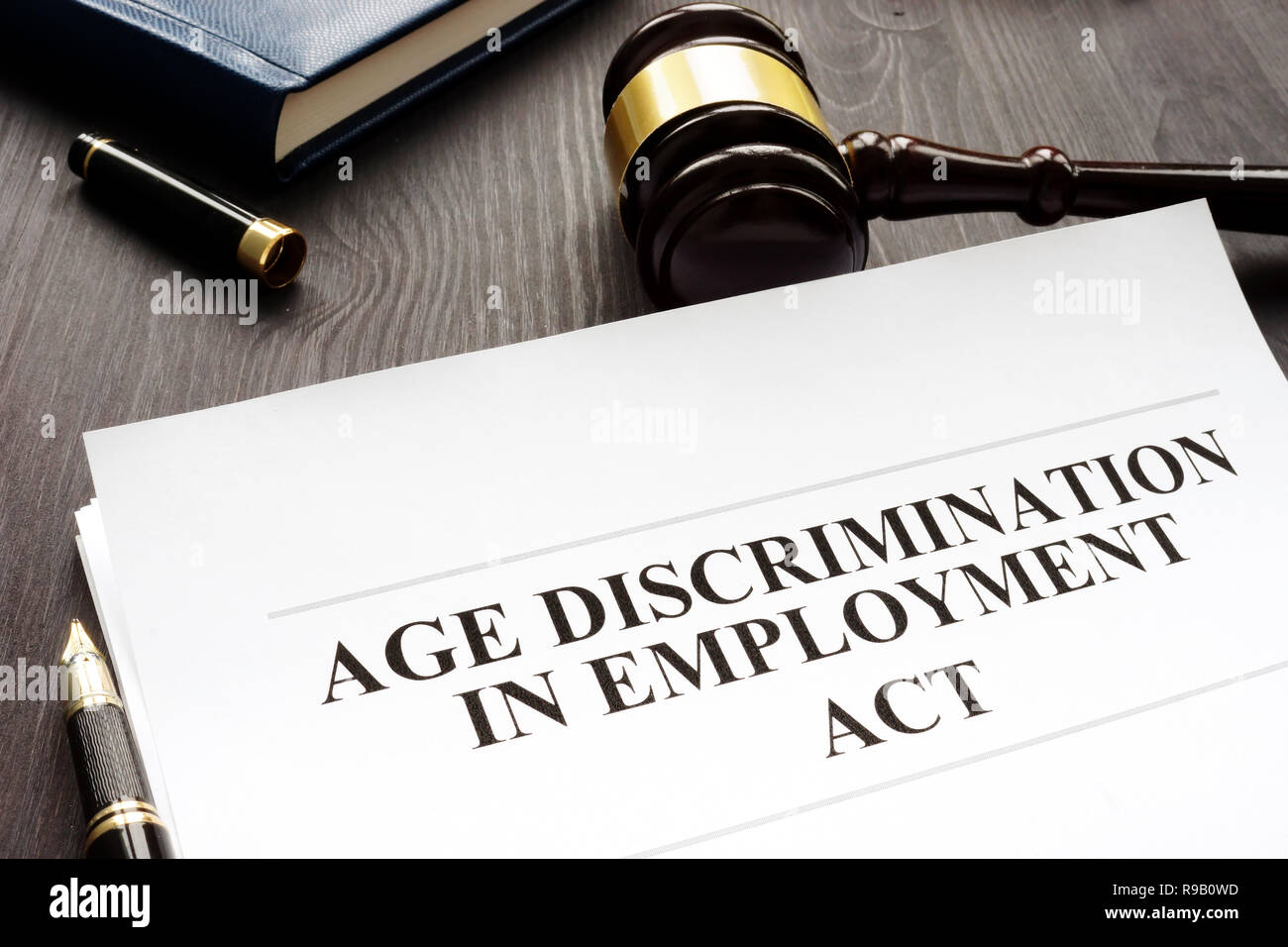 Diskriminierung aufgrund des Alters in Beschäftigung und Hammer in einem Gericht. Stockfoto
