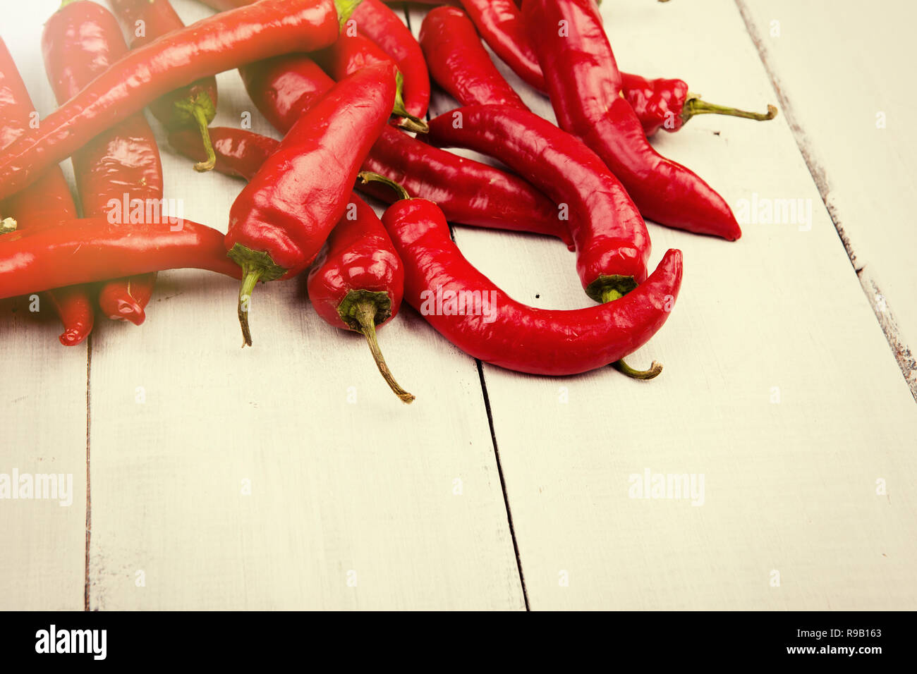Rote Peperoni Pfeffer auf weiße Holztisch Stockfoto