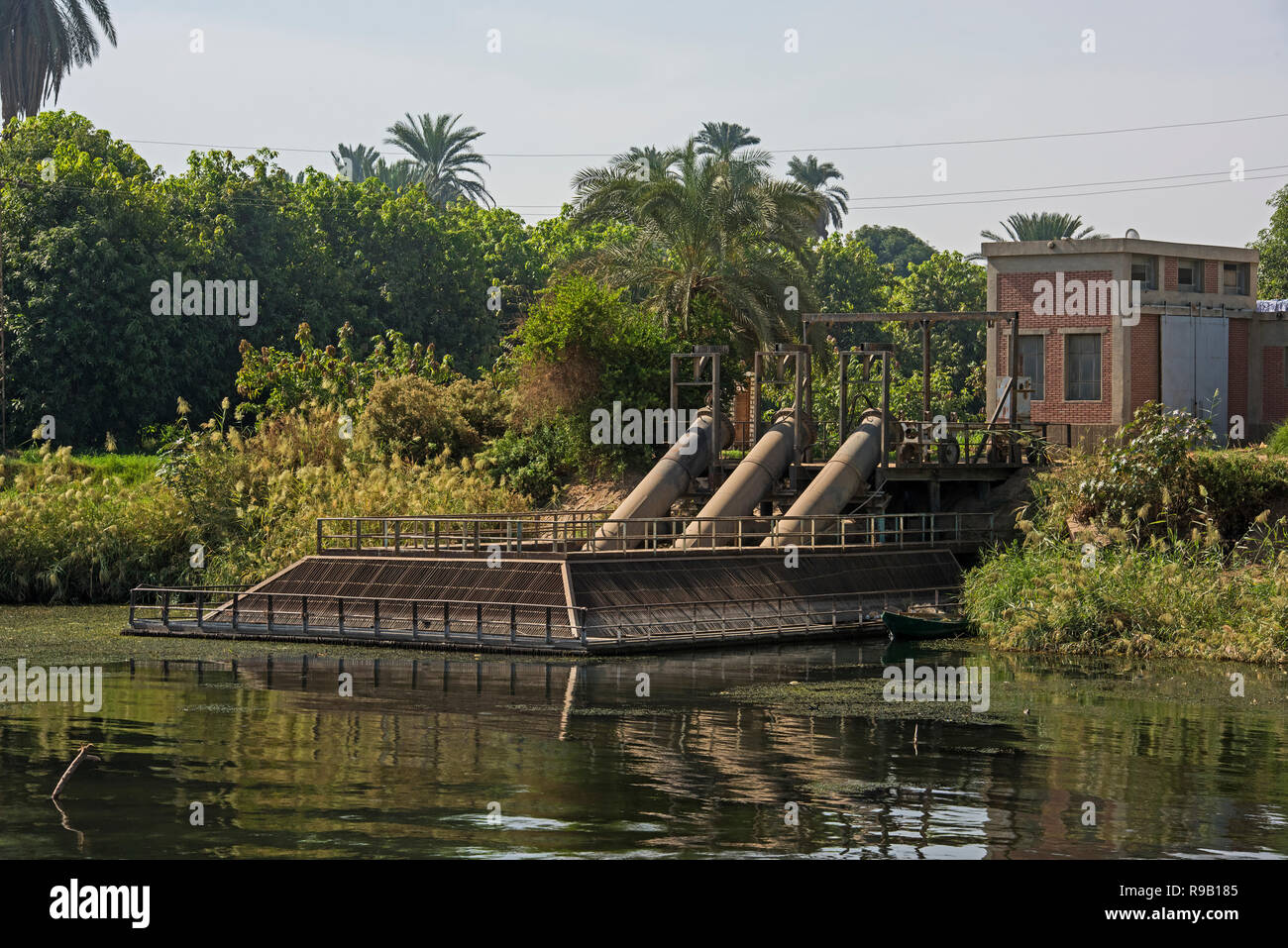 Blick über den Nil in Ägypten durch ländliche Landschaft mit großen Bewässerung Wasser Pumpstation Stockfoto