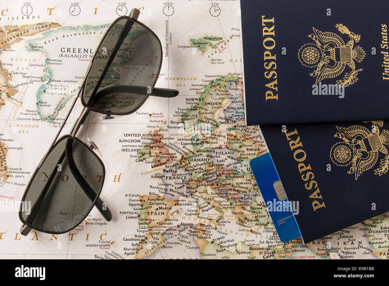 Nahaufnahme einer Weltkarte mit meist Europa mit Pässen, Sonnenbrille und eine Kreditkarte auf. Stockfoto