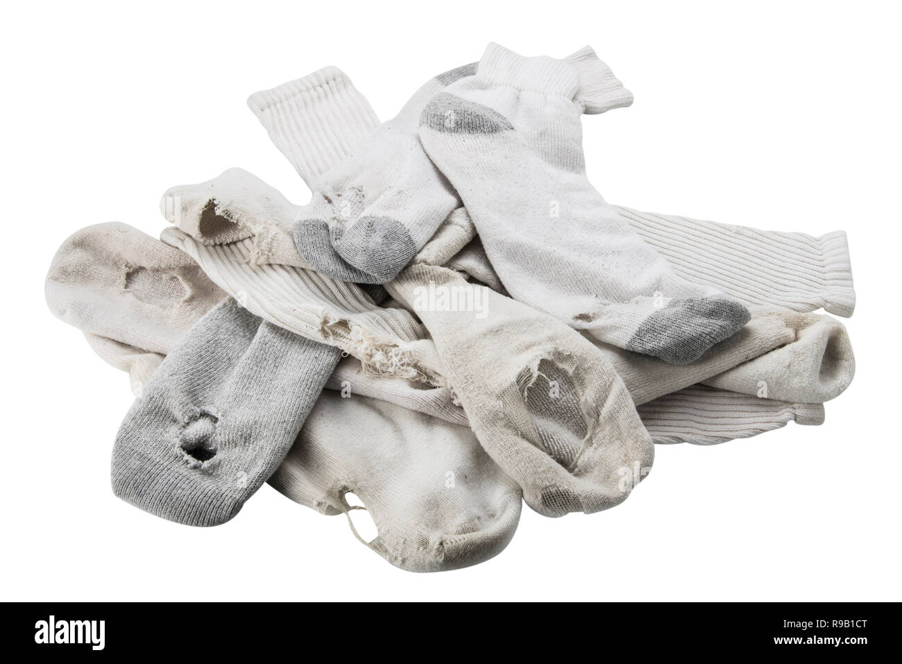 Stapel der alten weißen Socken mit Löchern, isoliert auf Weiss. Stockfoto