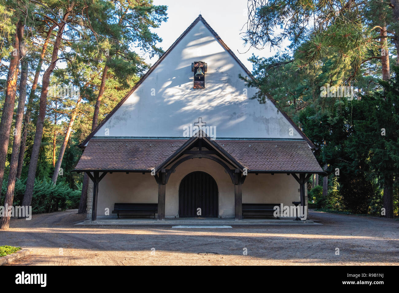 Berlin kleine Kapelle auf dem Waldfriedhof Dahlem (Wald Friedhof) Friedhof am Rande des Grunewalds am Hüttenweg 47. Gebäude Exterieur Stockfoto