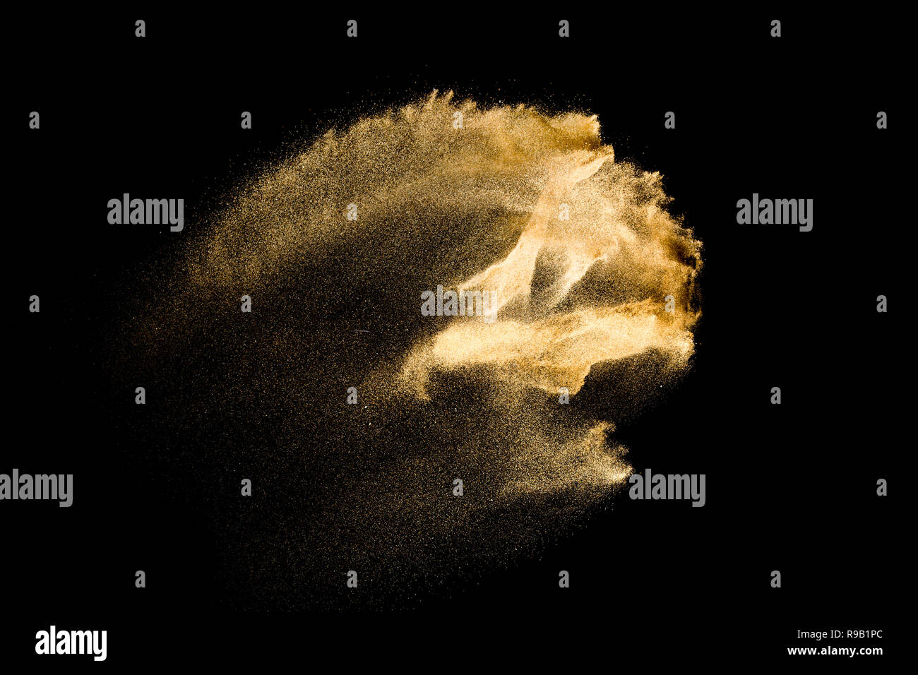 Trockenen sand Explosion. Goldene Farbe sand Splash auf schwarzem Hintergrund. Stockfoto
