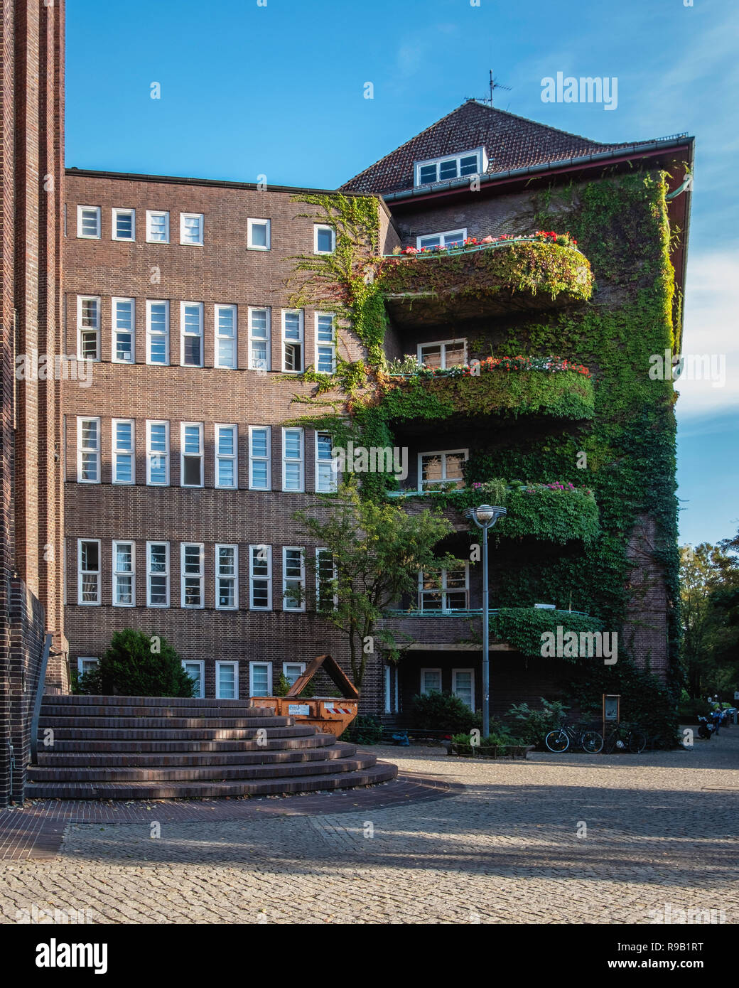 Berlin, Wilmersdorf, Kirche am Hohenzollernplatz Evangelische Kirche von Ossip Klarwein in Backstein expressionistischen Stil mit Klinker Ziegel konzipiert. Anhang Stockfoto