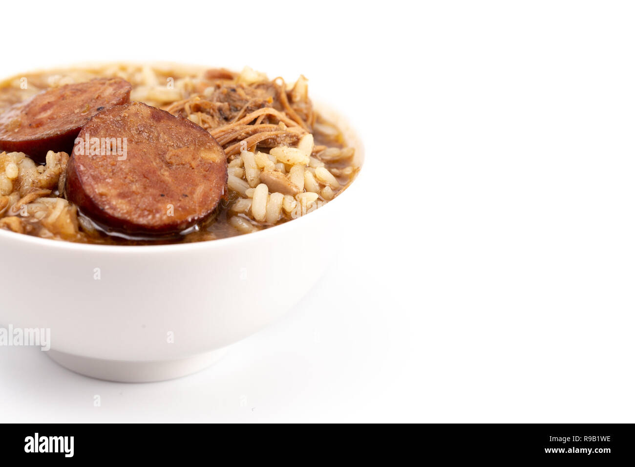 Eine Schüssel mit Würstchen und Hähnchen mit Reis Gumbo Stockfoto