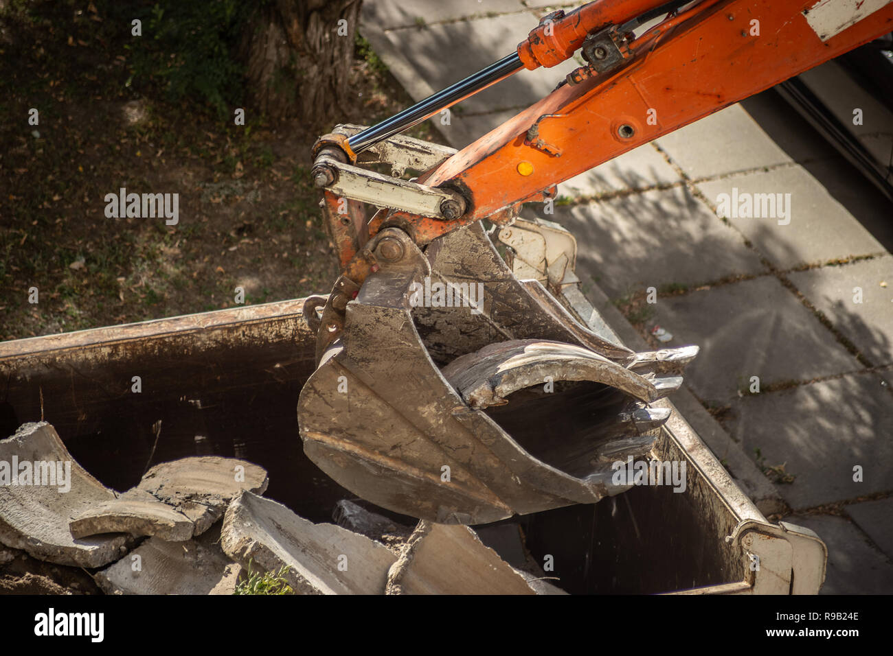 Demontage der alten konkrete Strukturen mit einem Bagger. Schöpfkelle close-up. Stockfoto