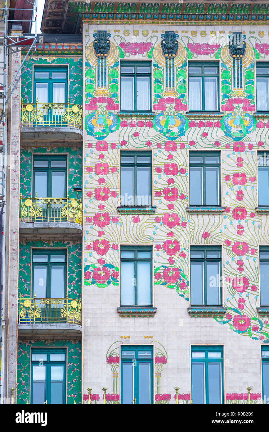 Majolikahaus Wien, Blick auf das Majolika-Haus im Wiener Naschmarkt, ein Paradebeispiel für den Jugendstil-Jugendstil in der Architektur. Stockfoto