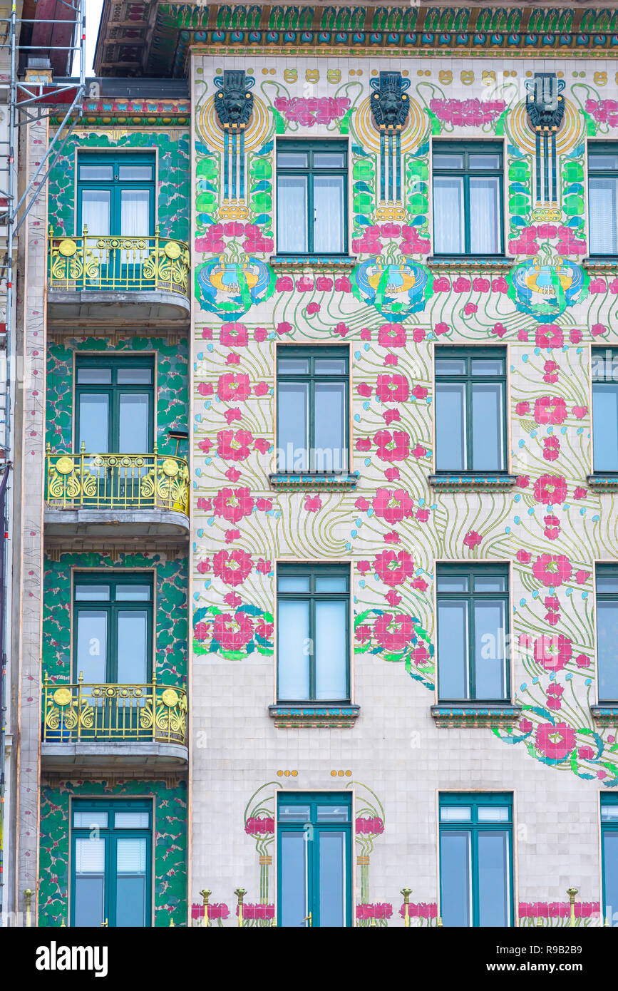 Majolikahaus Wien, Blick auf das Majolika-Haus im Wiener Naschmarkt, ein  Paradebeispiel für den Jugendstil-Jugendstil in der Architektur  Stockfotografie - Alamy