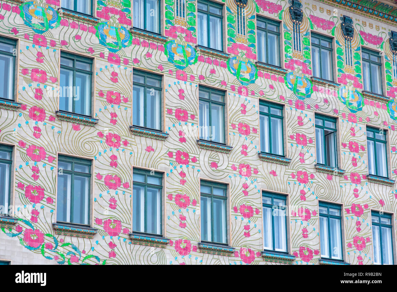 Wien Eingangstüre, Ansicht der Majolika-Haus im Bereich der Naschmarkt Wien - ein Paradebeispiel für den Jugendstil Art-nouveau-Stil in der Architektur. Stockfoto