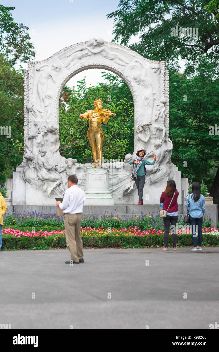 Wien Tourismus, Ansicht von Touristen, die die berühmte Goldstatue von Johann Strauss im Stadtpark in Wien, Österreich, besuchen. Stockfoto
