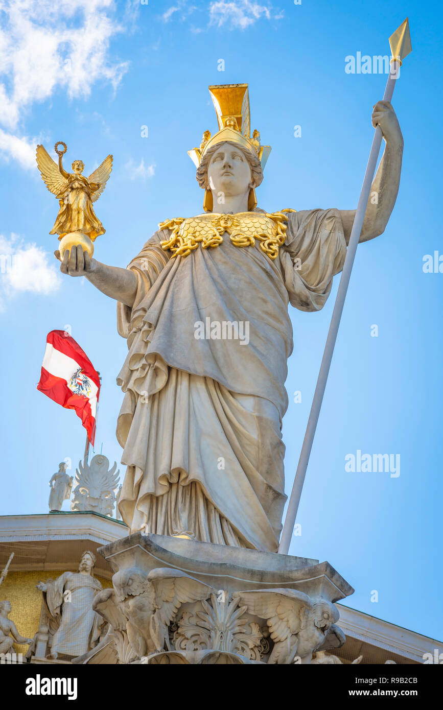 Wiener Parlament, Blick auf die Statue auf dem Athena-Brunnen am Eingang zum Parlament - oder Parlament - Gebäude in Wien, Österreich. Stockfoto