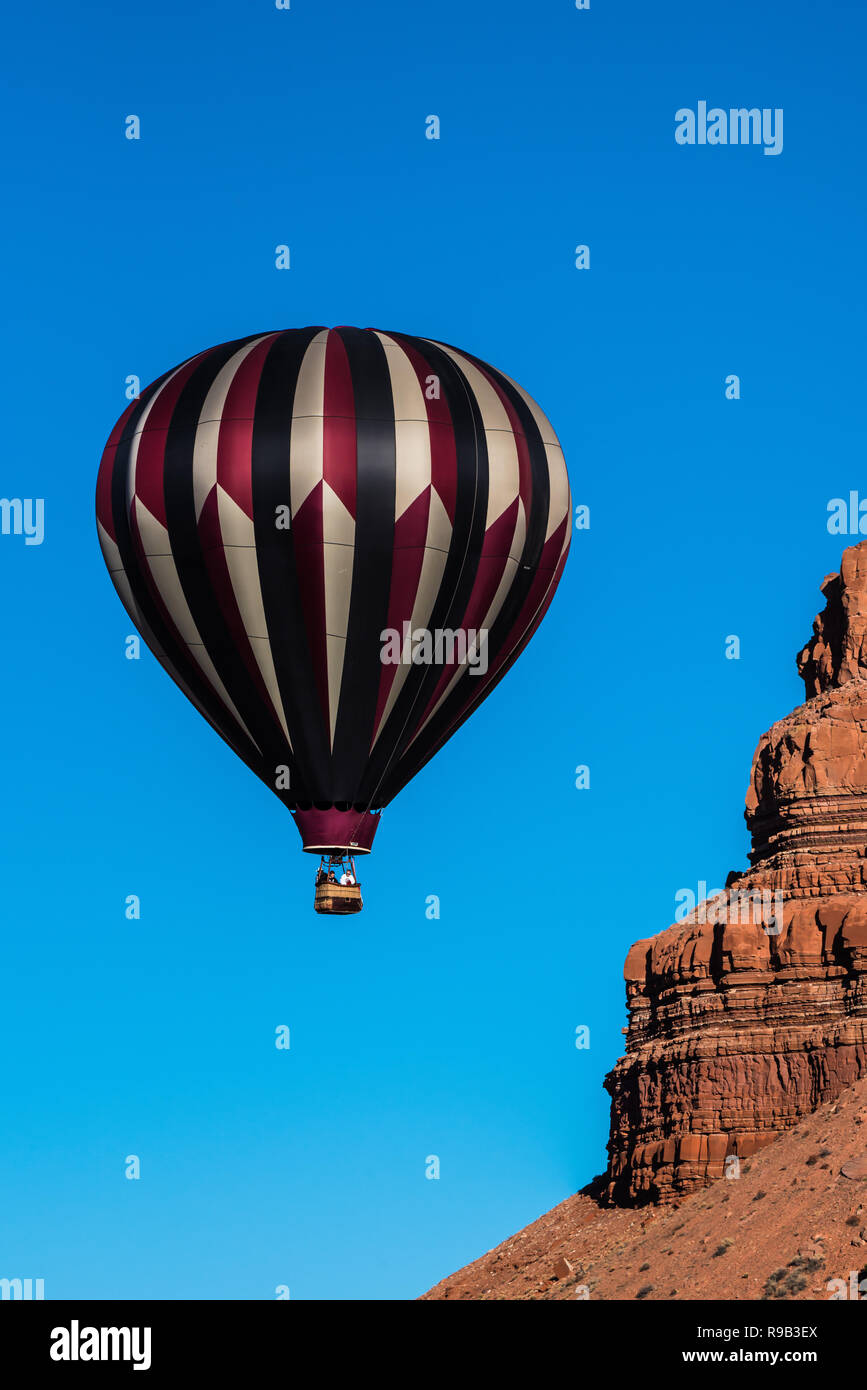 Bunte Heißluftballons gegen den tiefblauen Himmel und Wüste Klippen. Stockfoto