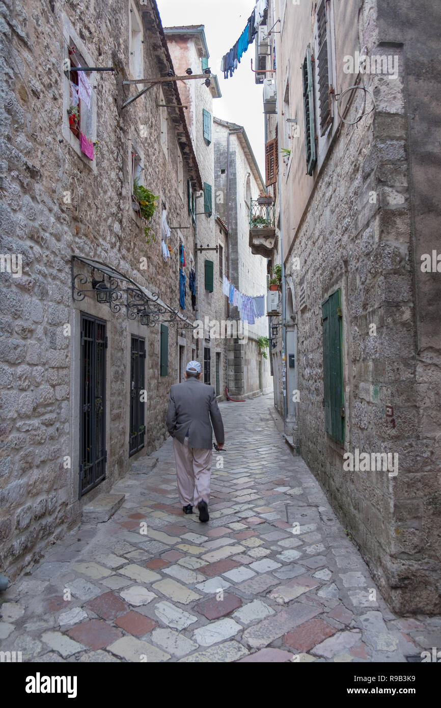 Straße mit Kopfsteinpflaster der Altstadt von Kotor, wo die Menschen noch zu diesem Tag leben. Stockfoto
