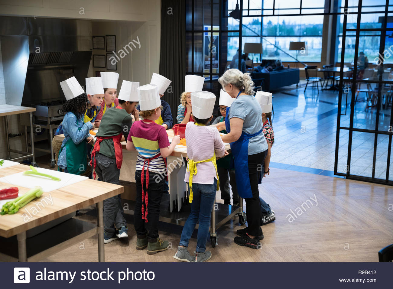 Frau führenden Kinder Kochkurs Stockfoto