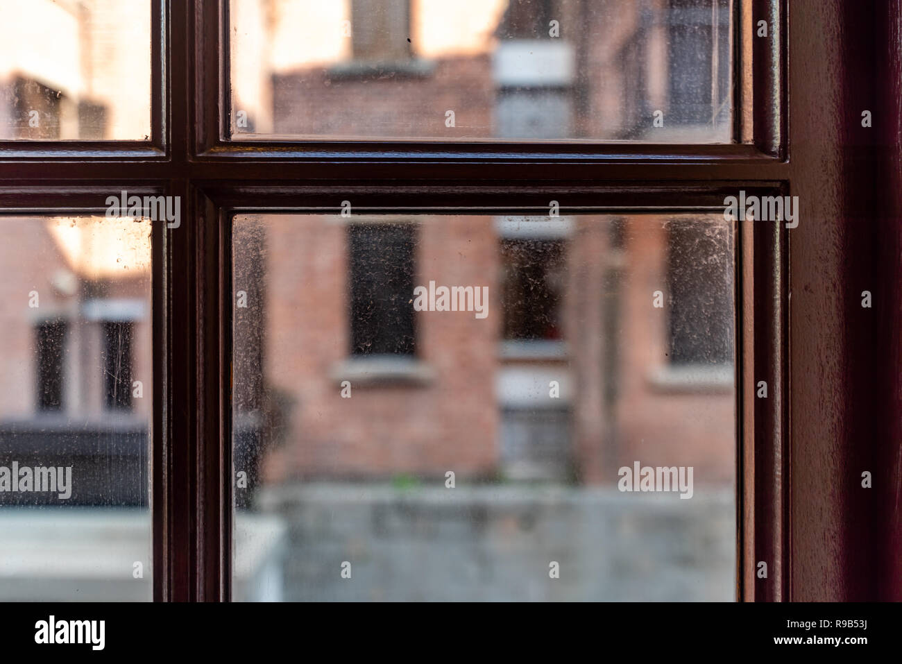 Suchen vor dem Fenster Gitter wie Sie wollen Ihre neue Idee für Ihr Leben/ Fenster Holz Gitter zu finden Stockfotografie - Alamy