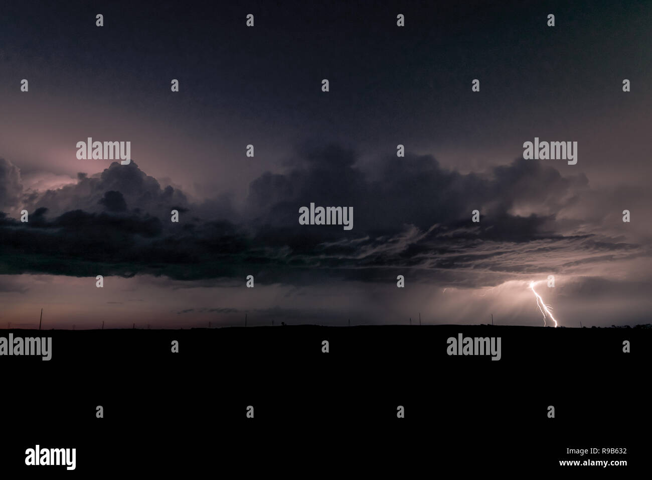 Ein Blitz schlägt auf die Erde von einer hohen Basis Sturm in North Dakota. Schönen Blitz- und Textur in die Wolken. Stockfoto