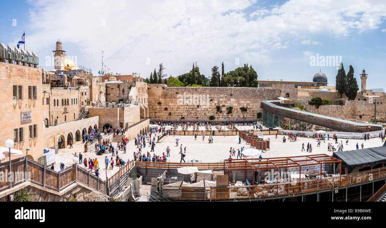 Jerusalem, Israel - 25. Mai 2012: Viele Leute kommen, die westliche Mauer oder die Klagemauer, die religiöse Stätte der Welt für Jüdische p zu sehen Stockfoto