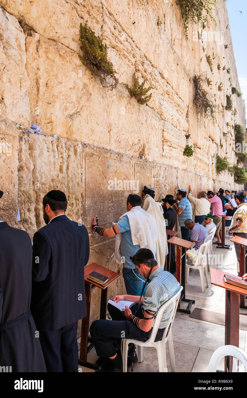 Jerusalem, Israel - 25. Mai 2012: Menschen, Einheimische, Orthodoxen und Touristen stehen, sitzen, beten, bitten und Träumen in der Nähe der westlichen Mauer in Jerus Stockfoto