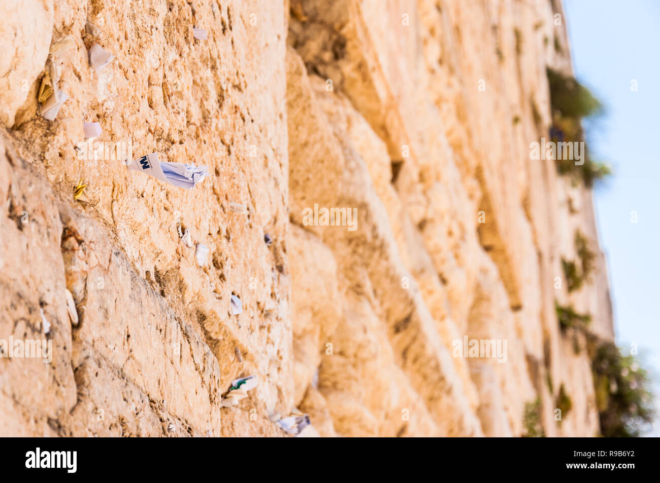 Briefe an Gott SCHOB zwischen die Steine an der westlichen Mauer in Jerusalem. Stockfoto