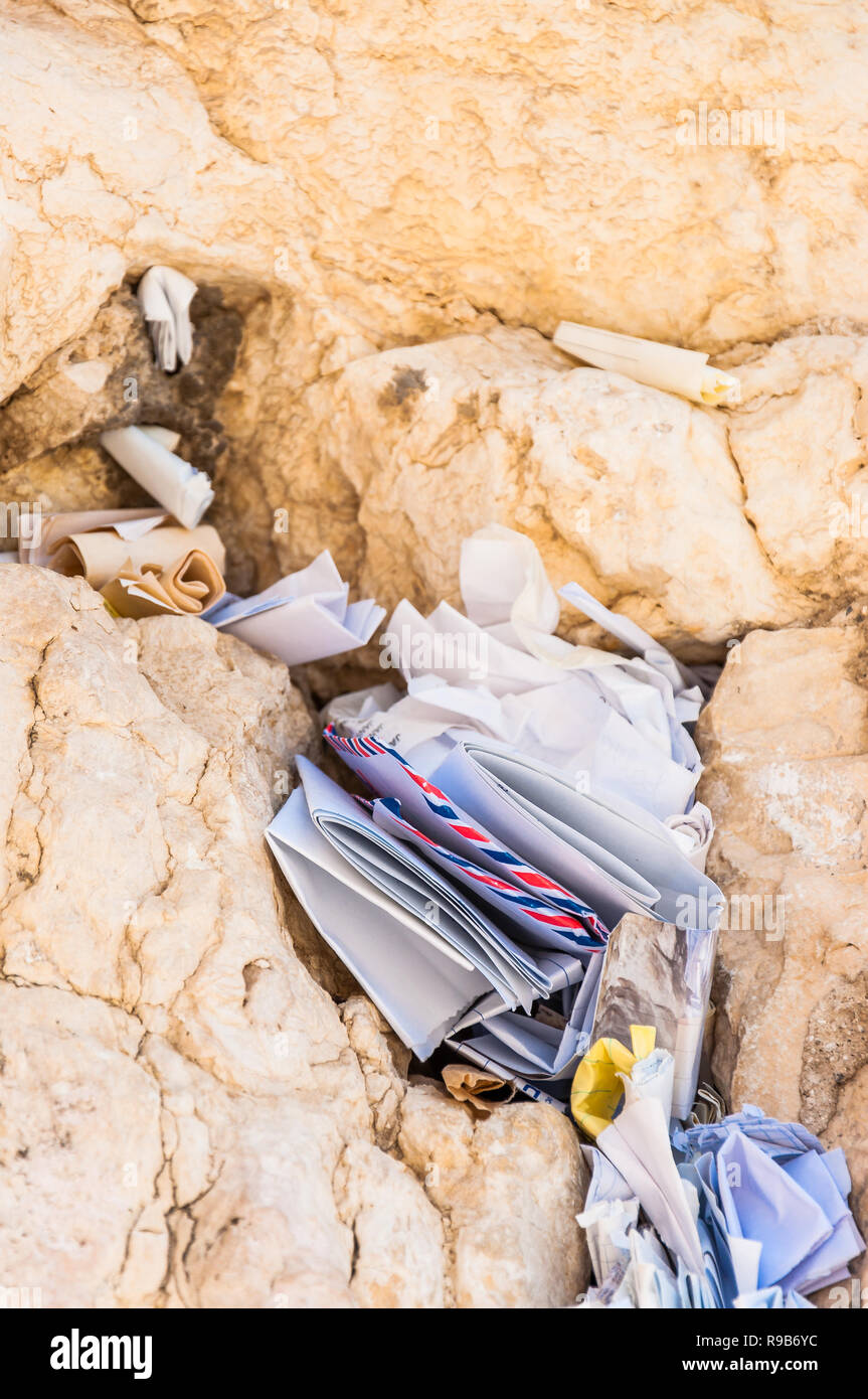 Briefe an Gott SCHOB zwischen die Steine an der westlichen Mauer in Jerusalem. Stockfoto