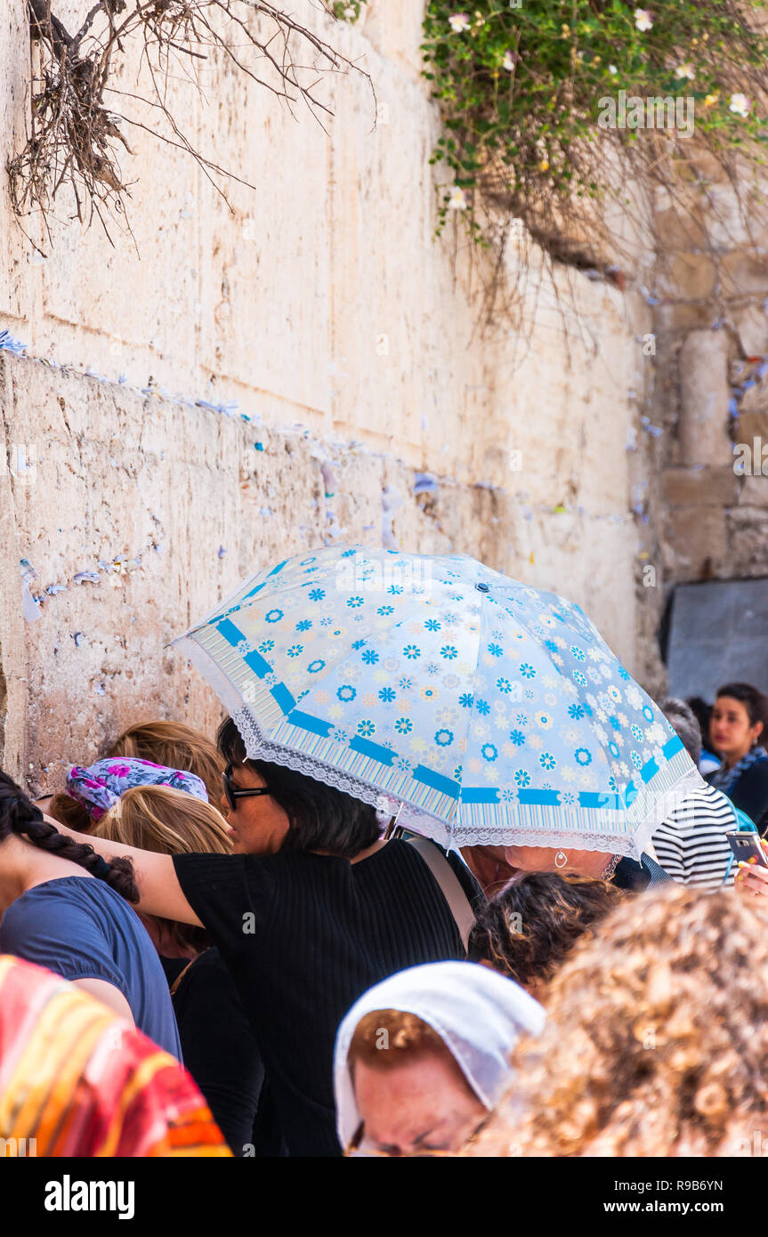 Jerusalem, Israel - 25. Mai 2012: Frau mit Schirm von der heißen Sonne mit anderen Frauen stehen, beten, bitten und Träumen auf Frauen Seite in der Nähe der West Stockfoto