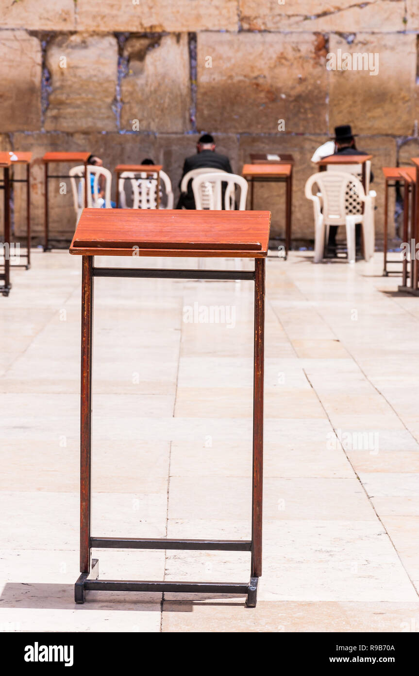 Jerusalem, Israel - 25. Mai 2012: Gebet Tabelle steht in der Nähe der westlichen Mauer, heiligen, die letzten Reste des jüdischen Tempels in Jerusalem, Israel Stockfoto